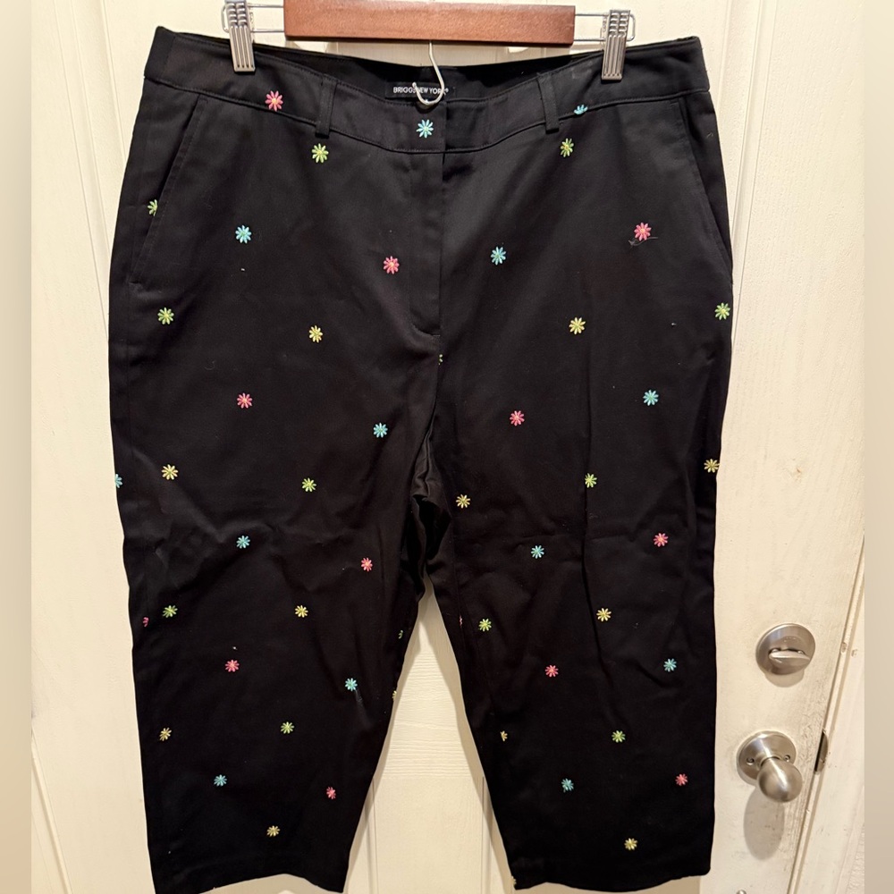 Briggs New York Black daisy Cotton Capri Pants